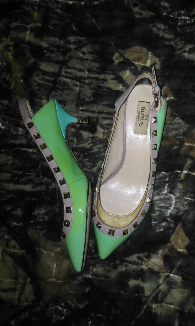 rockstud pointy toe pump