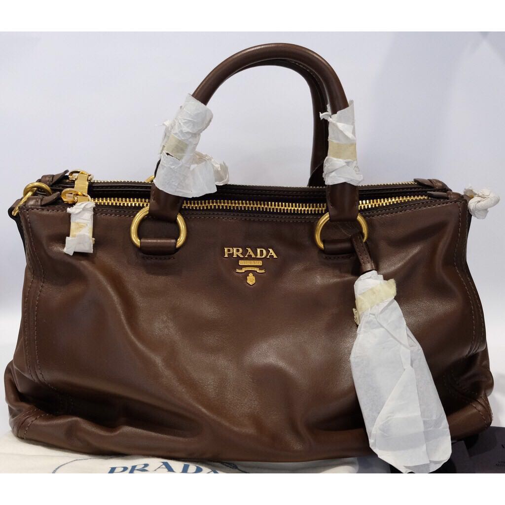 Prada Beg ORIGINAL, Women's Fashion, Bags & Wallets, Purses & Pouches on  Carousell