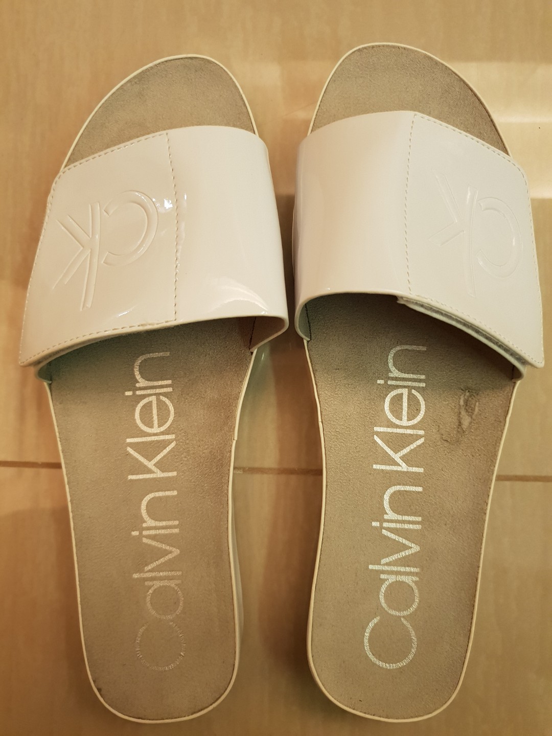 Calvin Klein White Flat Sandals Preloved Women s Fashion Footwear Slippers and slides on Carousell