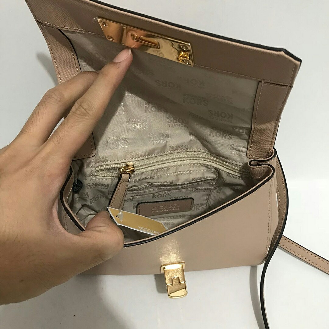 Michael Kors callie xs crossbody oyster size 19 x 14 cm Barang Mewah Tas Dompet di Carousell