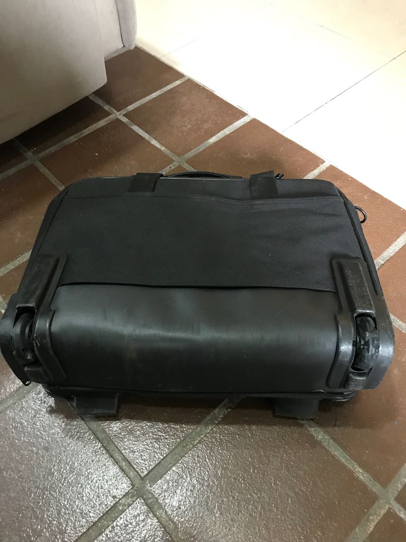 Briefcase (Category: Wallets & Card Holders) located in Shah Alam. Submitted by are_rush (Listing ID 169682628, Image 3). Description: Clearing my store. Need to replace the wheel Can replace at any samsonite .