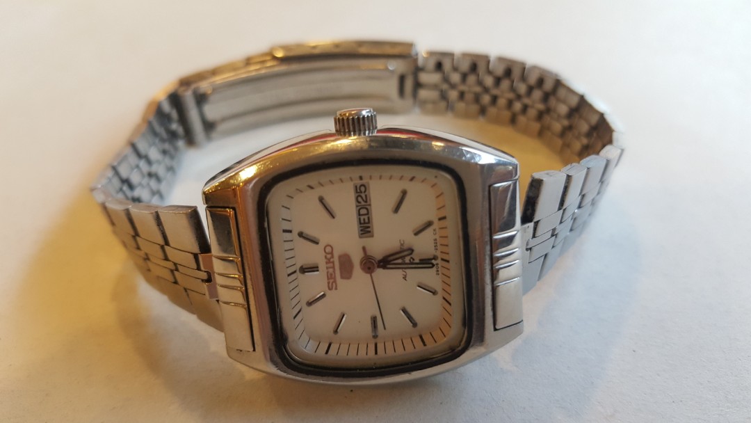 Vintage Seiko Ladies' Watch (Category: Women's Watches) located in Mandaluyong City. Submitted by canonetql (Listing ID 169706316, Image 3). Description: Vintage Seiko 5 watch for women. Automatic mechanical movement No need to change batteries annually Day /Date at 3 o clock position Quick-set day/date adjustment Calibre 2906-6760 Original stainless steel Seiko bracelet Stainless Steel back casing Date of Manufacturer approximately August 1977 E