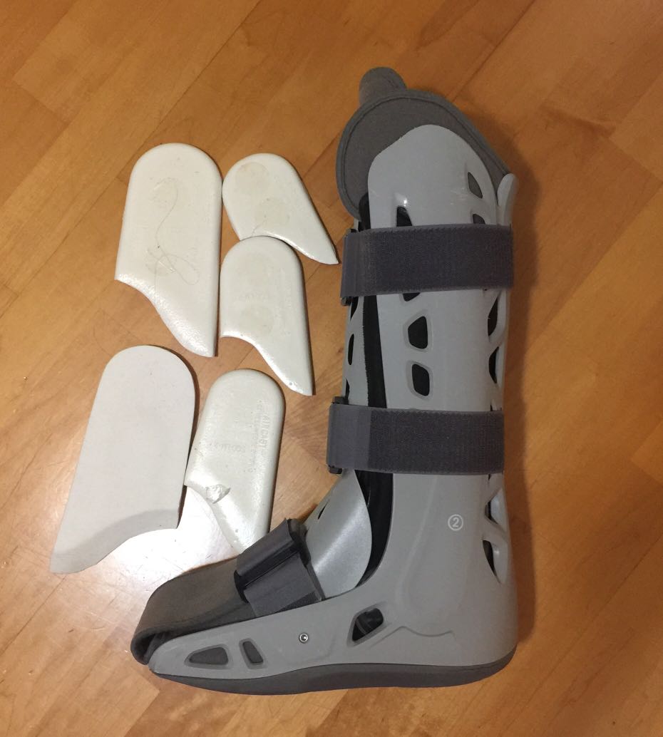 Aircast walking boot with all five wedges, 其他, 其他 Carousell