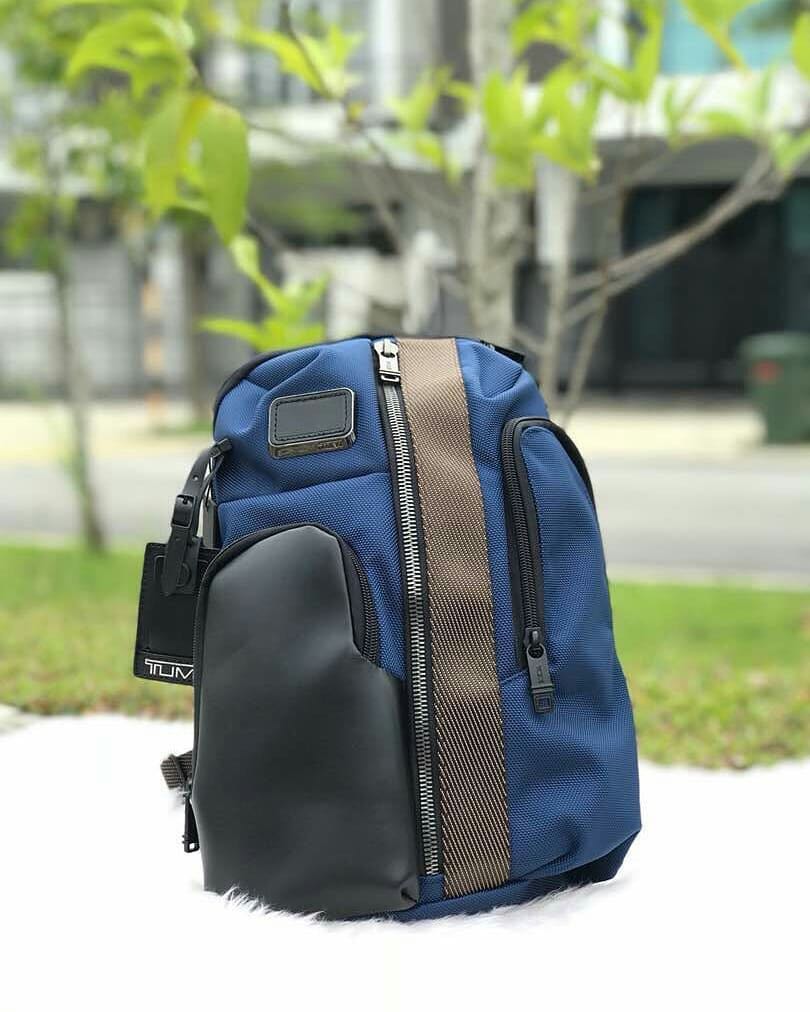 tumi bravo smith sling