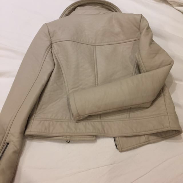 Winter Jacket (Category: Coats, Jackets and Outerwear) located in Puchong. Submitted by sg_gggg (Listing ID 154375212, Image 2). Description: Saiz: S / EU 36 / UK 8 / US 4 Brand: Forever 21 pu jacket.