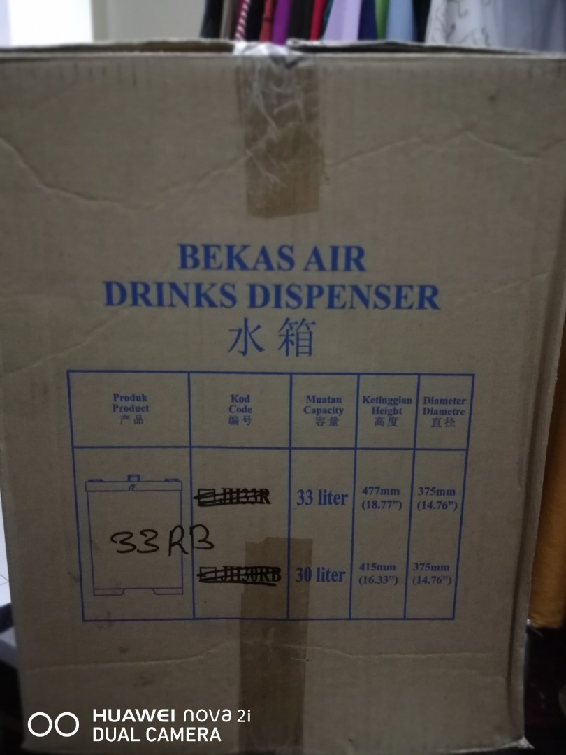 Balang Air Pasar Malam Peralatan Dapur Di Carou Photo