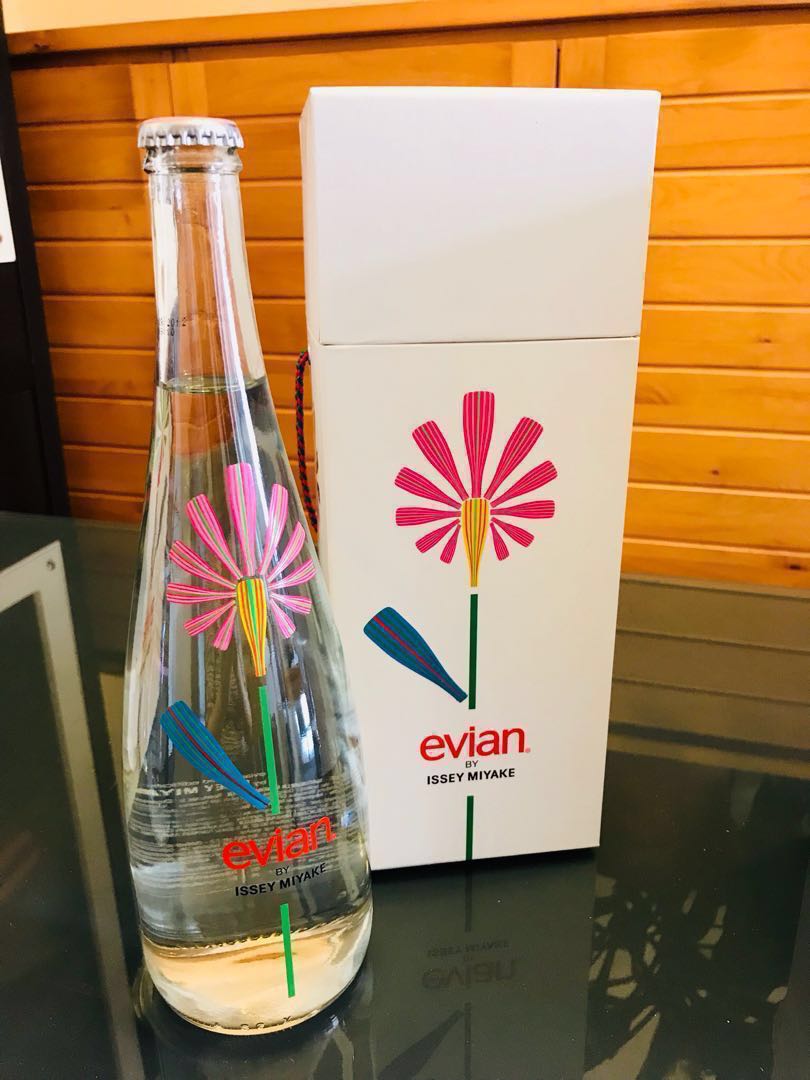 Evian Glass Bottle Limited Edition 限定Evian玻璃水樽, 傢俬＆家居, 廚具和餐具, 廚水杯、水壺