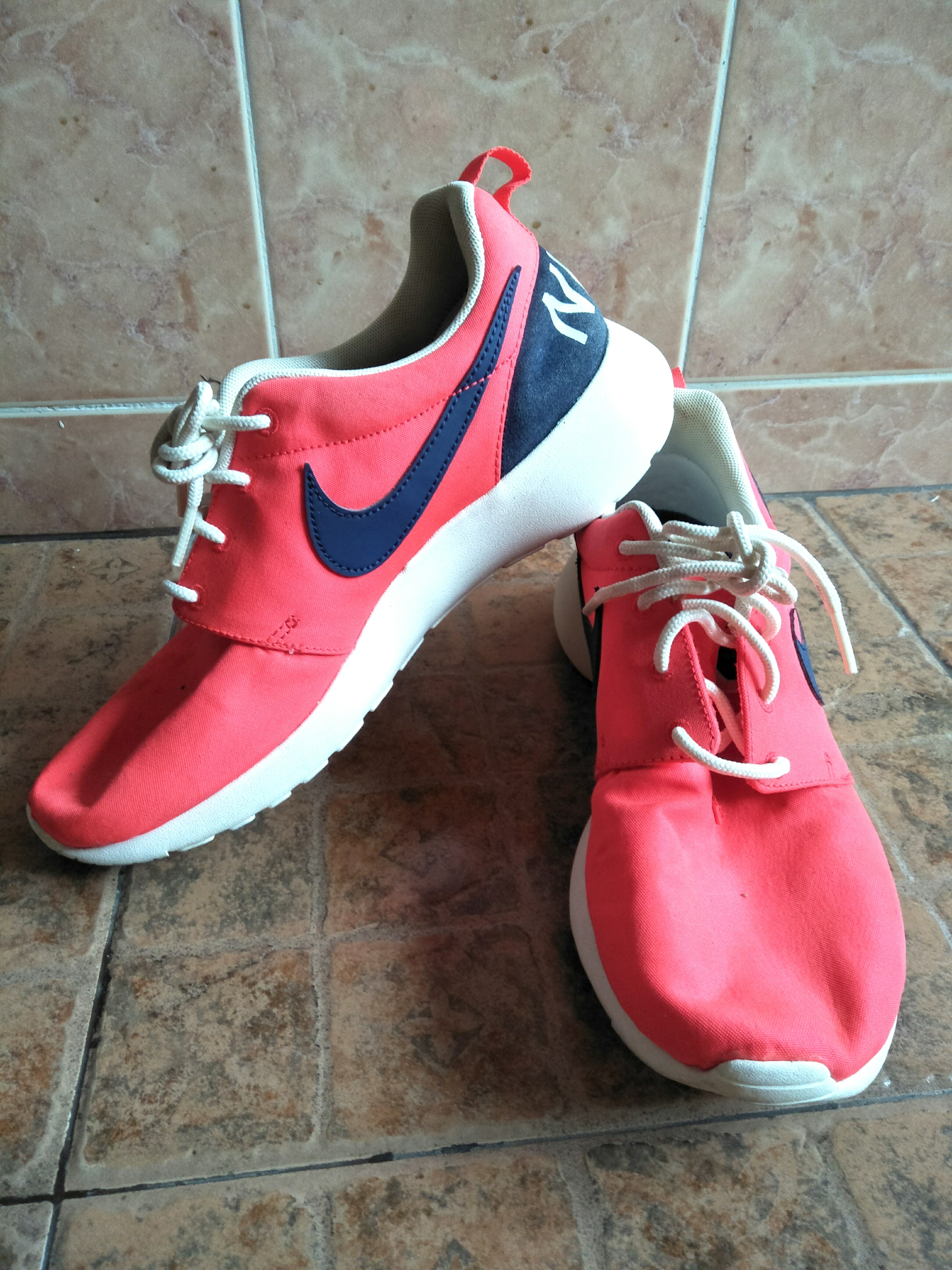 Nike Roshe Run Ladies Women s Fashion Footwear Sneakers on
