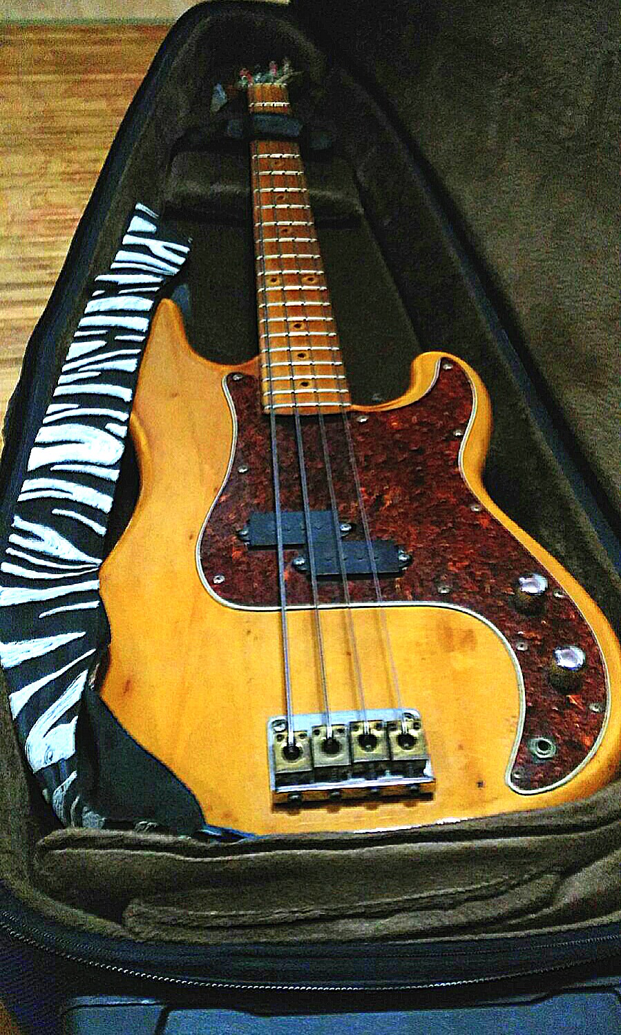 Hondo fame series 830 bass guitar hot sale