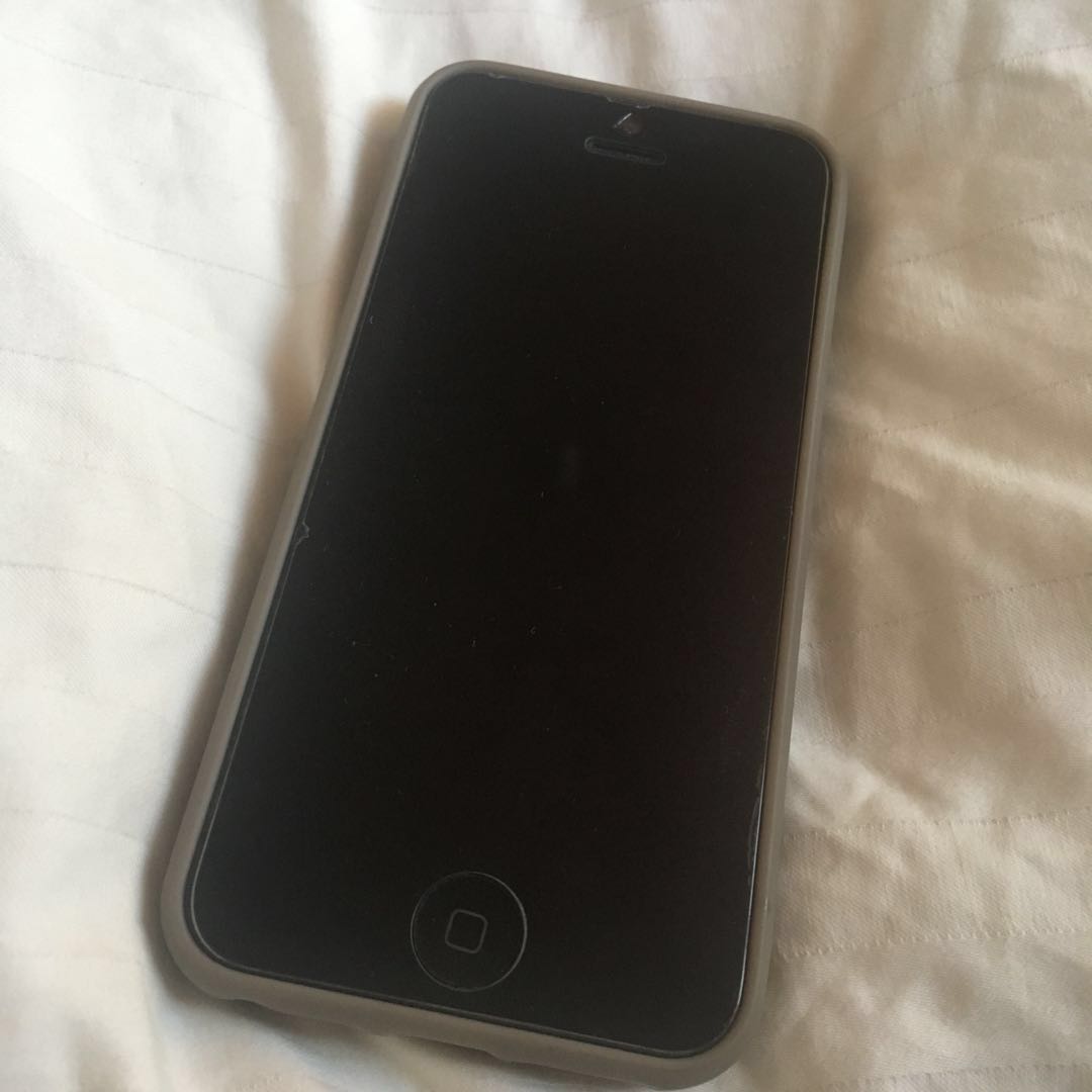 Iphone 5 16gb Factory Unlocked (Category: iPhone 12 Series) located in Concepcion. Submitted by itemhub (Listing ID 160991825, Image 2). Description: Iphone 5 black comes with used charger and cases. May privacy tempered glass na. Honest issue: with scratches Silent button and lock button sometimes dont work Mabilis malowbatt pero around 800 or less na lang pachange batt nito Rfs: phone upgrade Please read entire listing to avoid confusion. Thank