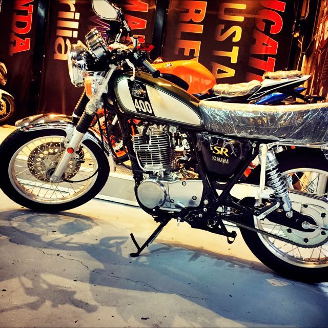 山葉復古車yamaha Sr400 新車 機車 新車在旋轉拍賣