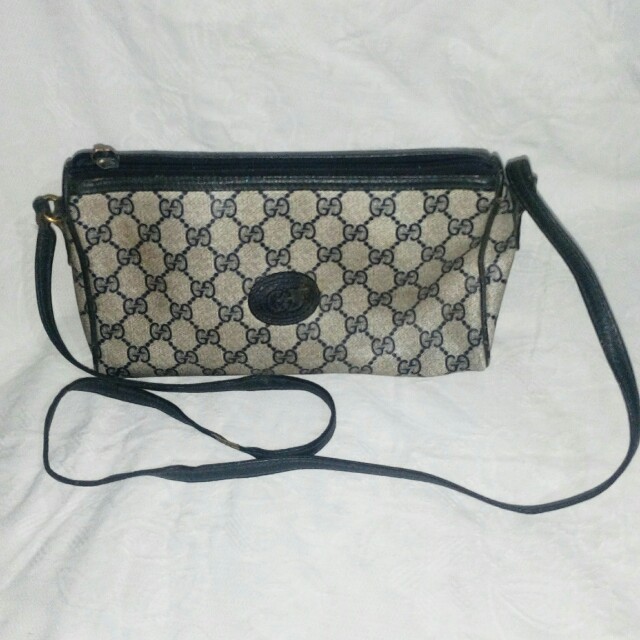 purse with gg logo