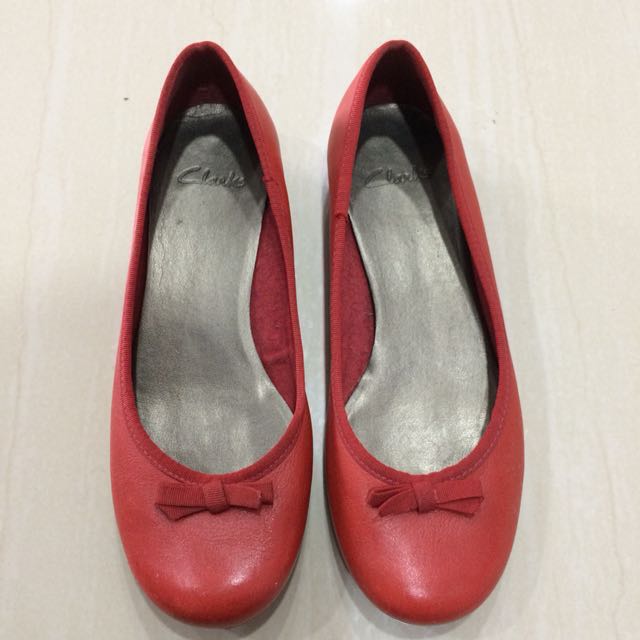 clarks red flat shoes