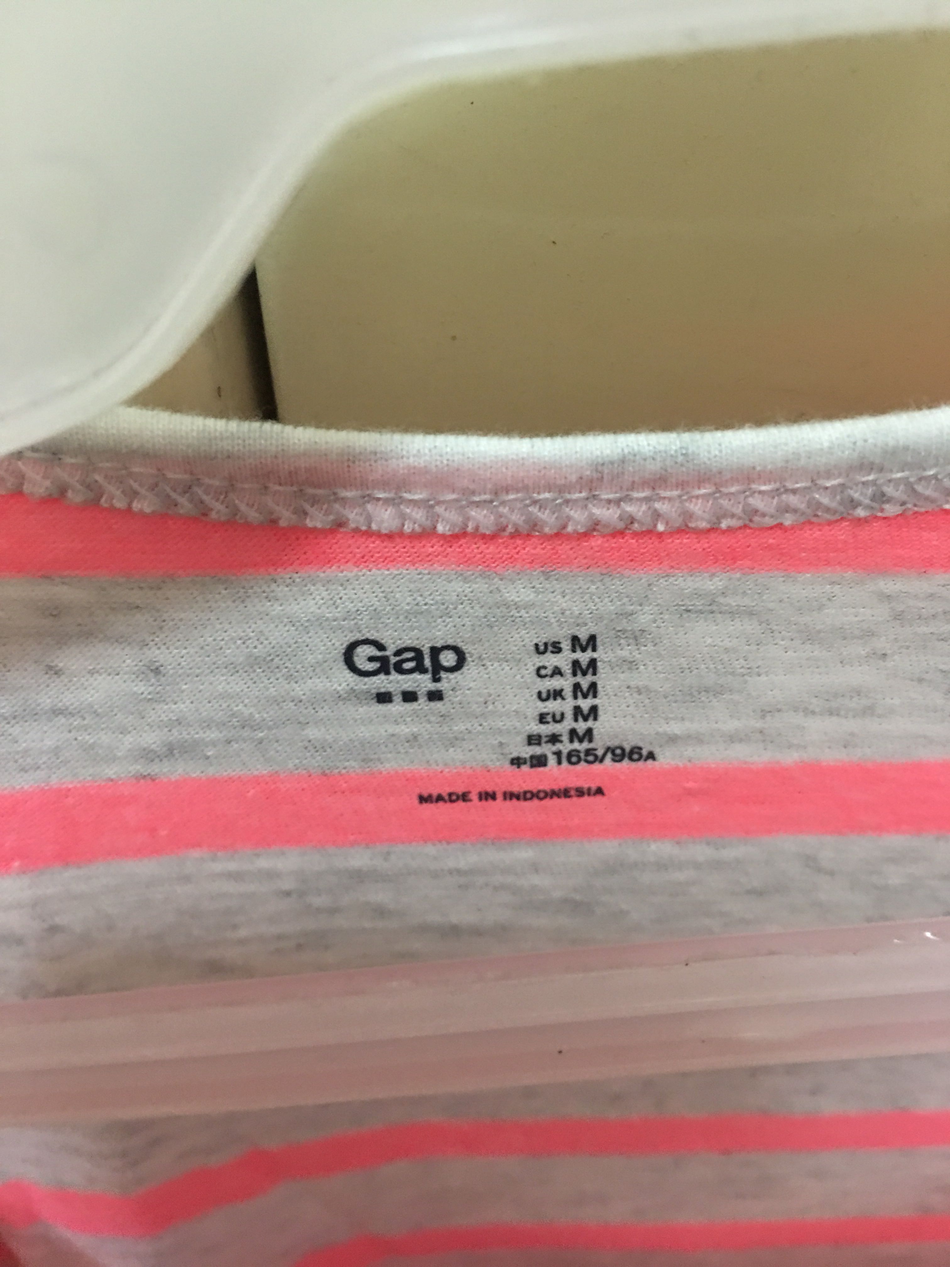 GAP pullover (Category: Coats, Jackets and Outerwear) located in Binangonan. Submitted by treslibra (Listing ID 170515792, Image 2). Description: GAP Longback style.