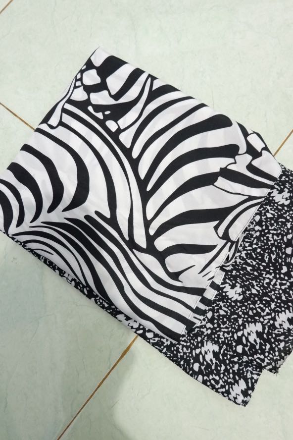 Jilbab Pasmina Motif Zebra Bunga Women S Fashion Muslim Fashion On