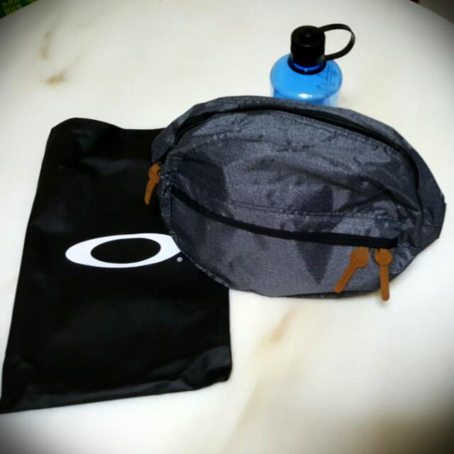 oakley crossbody sling bag