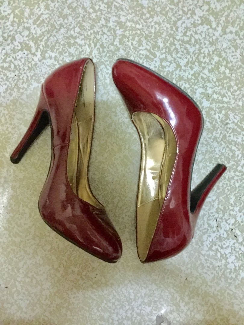 red pumps size 8