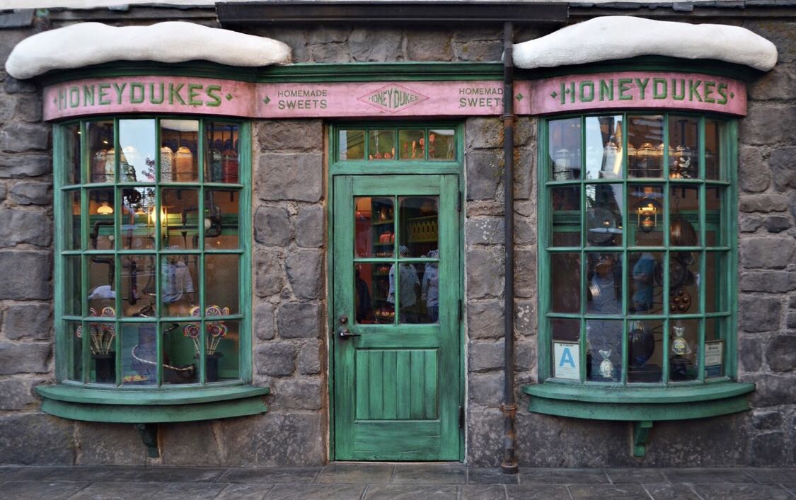 Harry Potter Honeydukes backdrop banner, 興趣及遊戲, 手作＆自家設計, 文具 - Carousell