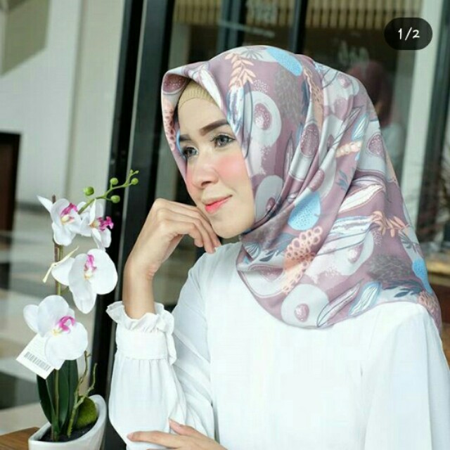 Warna Jilbab Yang Cocok Dipadukan Dengan Busana Monokrom Hijab