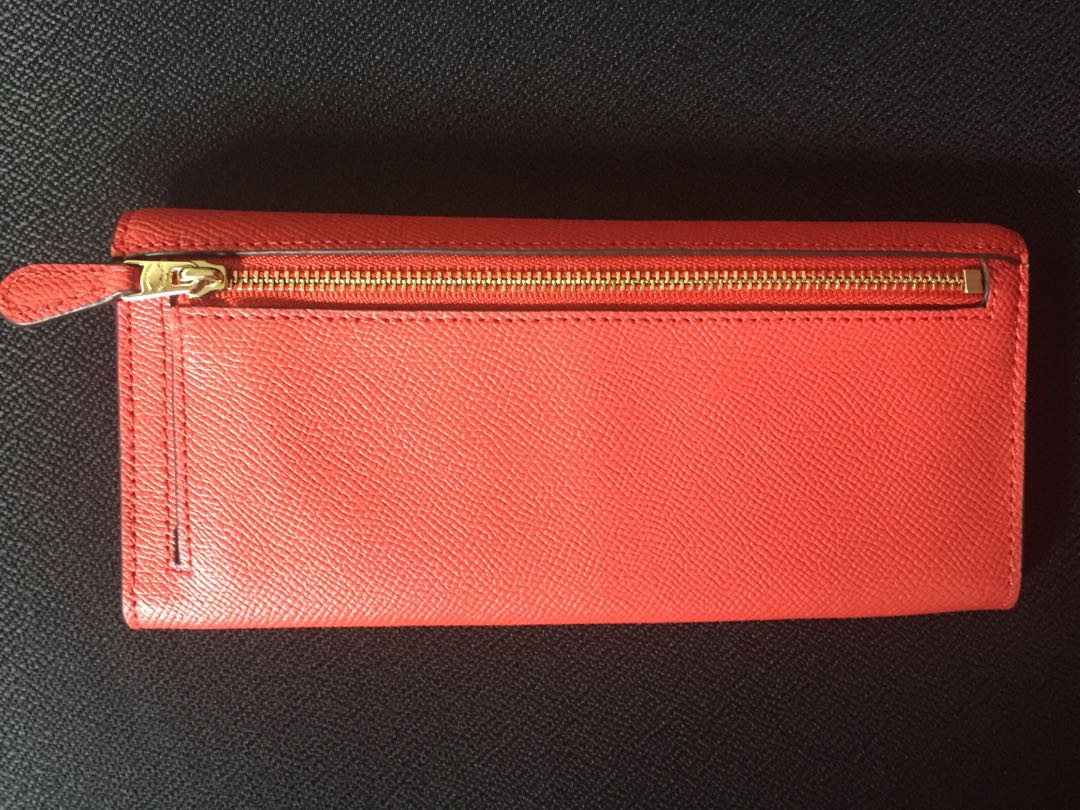 Authentic Coach Wallet (Category: Wallets & Card holders) located in Quezon City. Submitted by pingtbl (Listing ID 170813089, Image 2). Description: Brand New Crossgrain leather 8 card slots Snap closure Outside zip coin pocket Size: 7.5"L x 3.5"H.