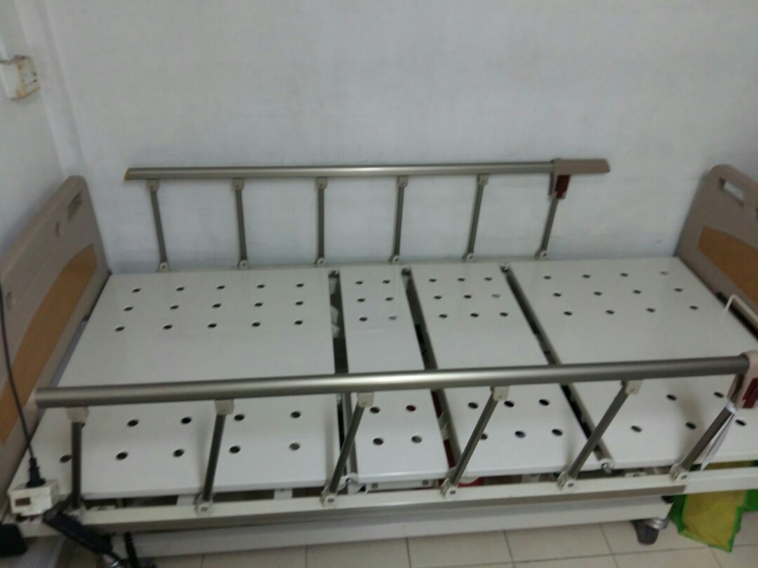 hospital bed, Furniture, Beds & Mattresses on Carousell