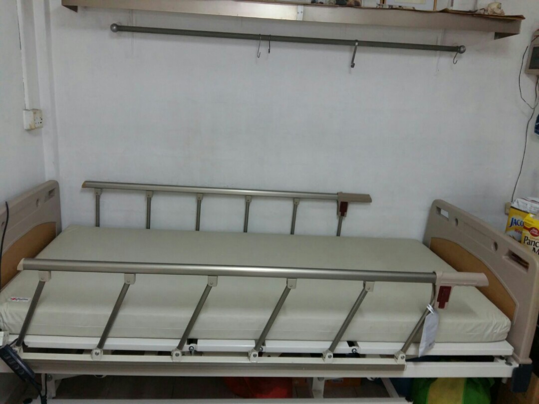 hospital bed, Furniture, Beds & Mattresses on Carousell