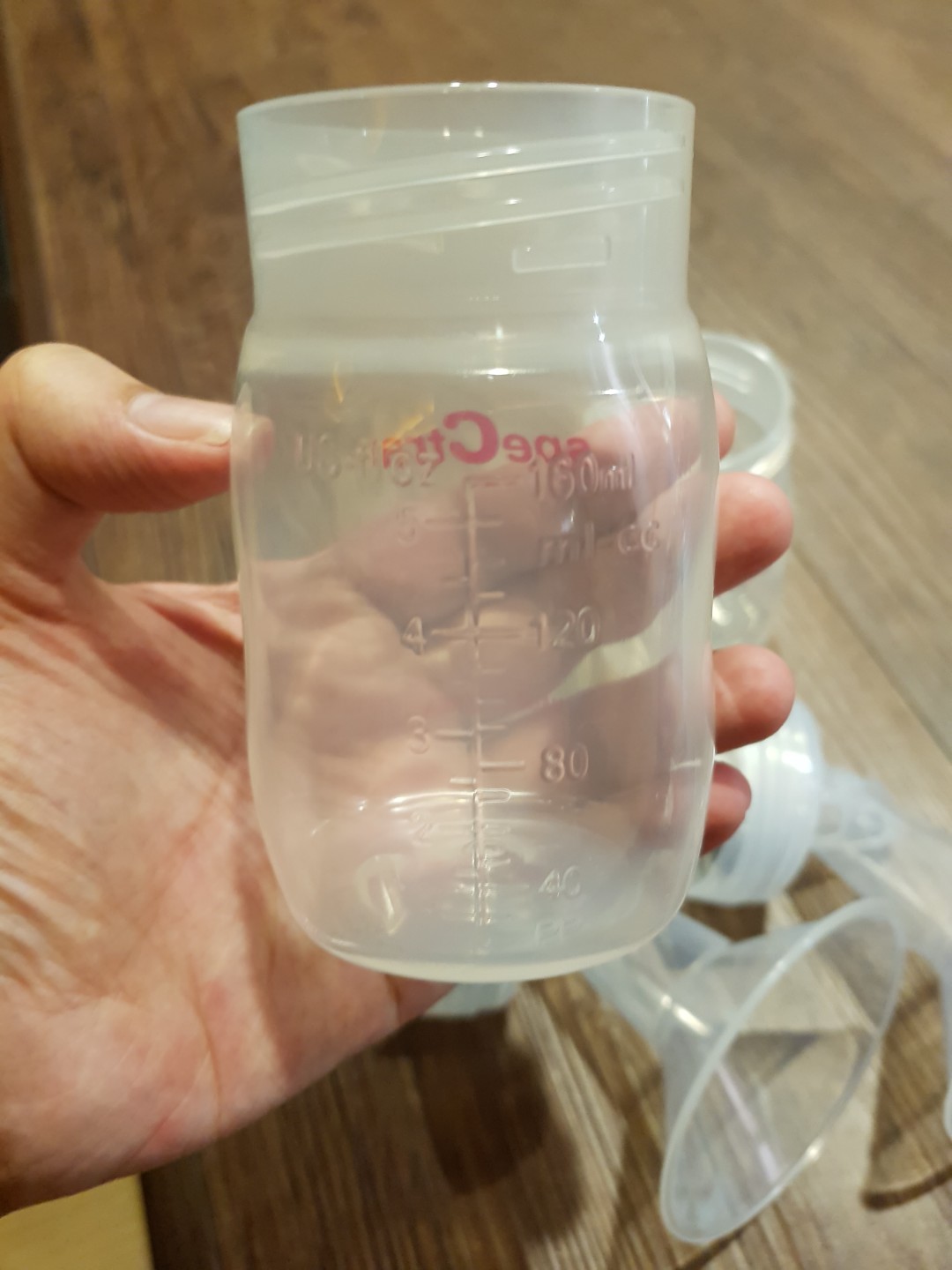 Spectra 28mm (Category: Breastfeeding & Bottle Feeding) located in Singapore. Submitted by fernandez15 (Listing ID 170934310, Image 3). Description: Only used for 2 times. Not the right size for me. Comes with 2 flanges+2 bottles. Sterilized. Good for those who wants to experiment on the correct size. Used this for my spectra 9+..