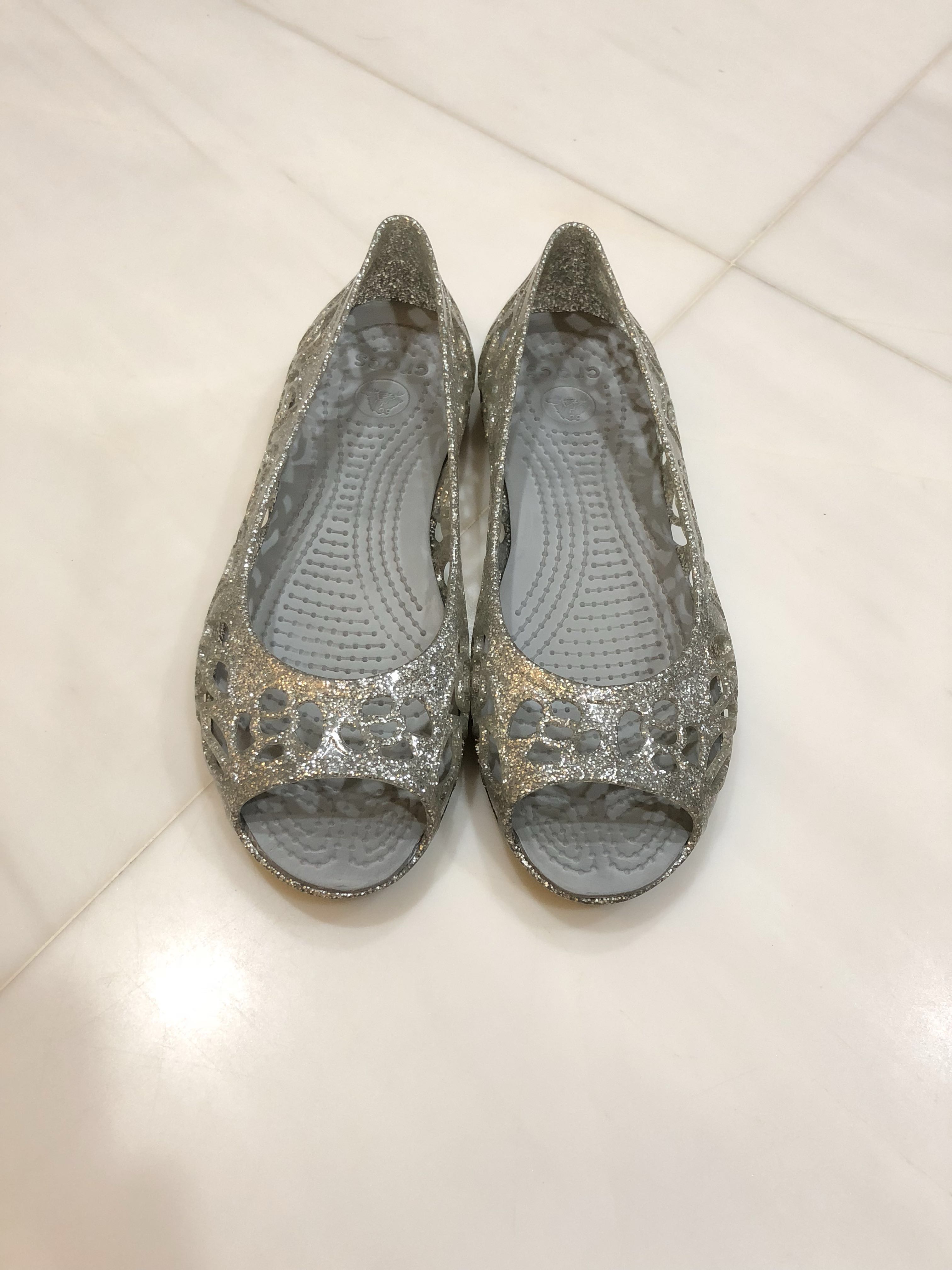 size j2 crocs