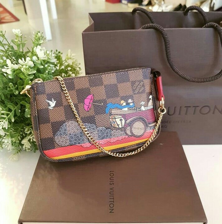Louis Vuitton pochette. No zipper pull, Luxury, Bags & Wallets on Carousell