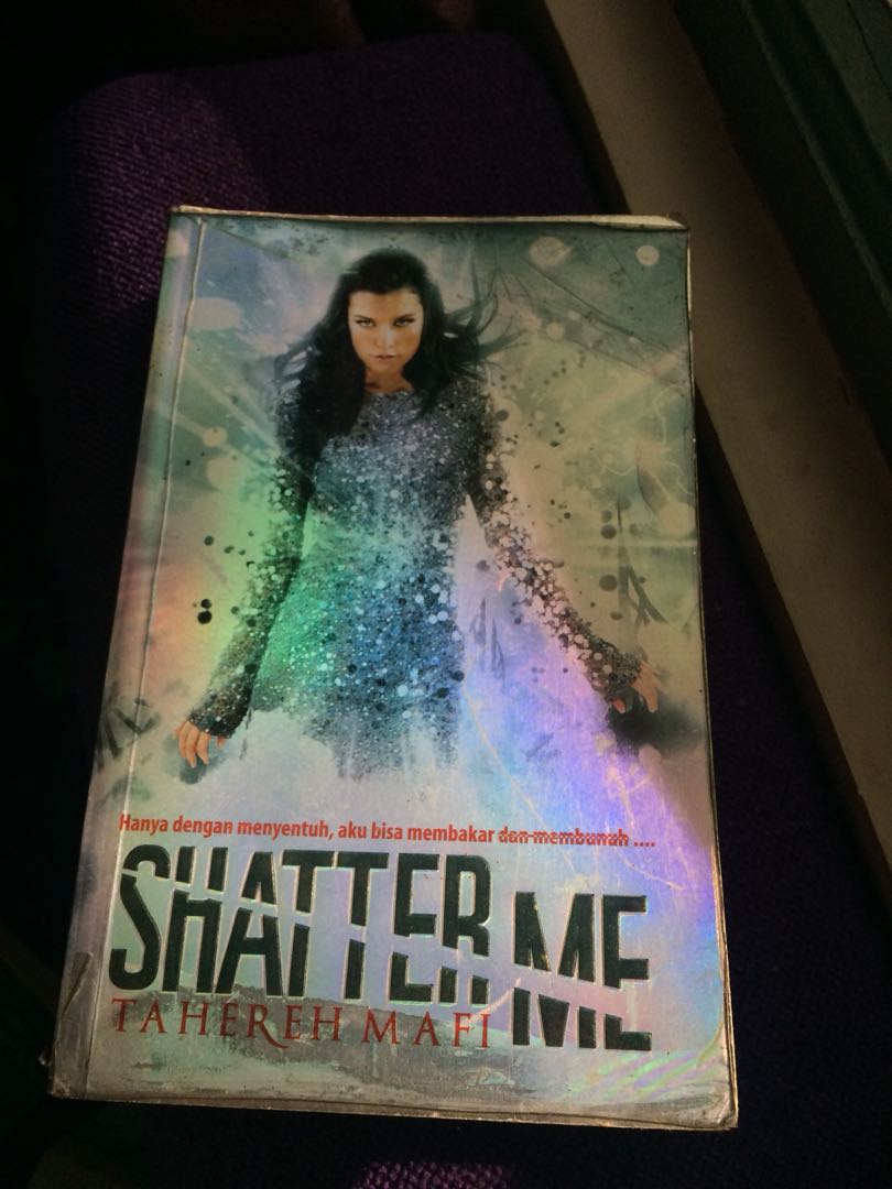 Shatter Me Tahereh Mafi Buku Alat Tulis Buku Di Carousell