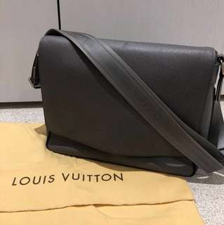 Louis Vuitton Men’s Roman MM bag