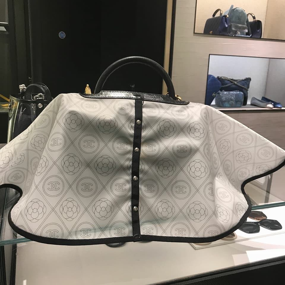 Chanel handbag raincoat, 名牌, 服裝- Carousell