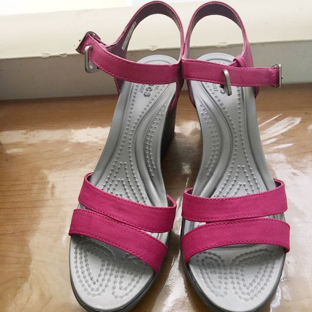 crocs leigh ii ankle strap wedge size 7