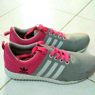 Sepatu olah raga Adidas KW