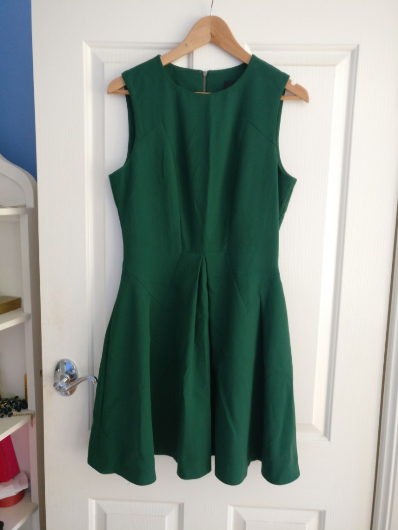 cue green dress