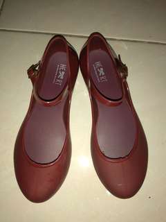 Sepatu jelly maroon