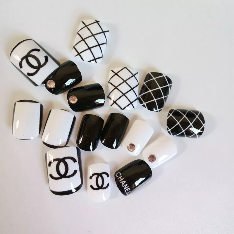 Fashion Shiny False Nails Classic Black White Fake Nails Sexy Grid