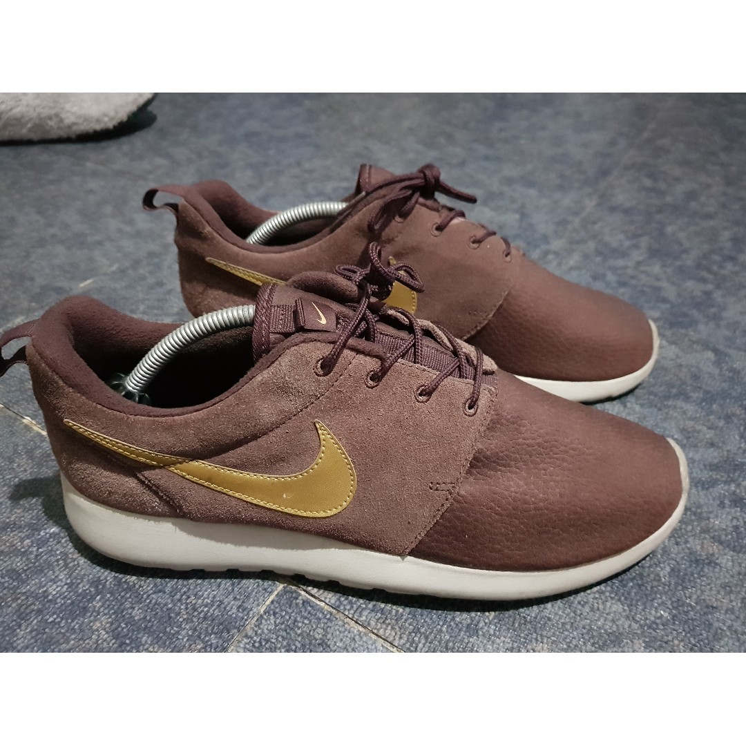 Agrarisch blaas gat luister Nike Roshe One Suede Mahogany/ Metallic Gold-Light Brown, Men's Fashion,  Footwear, Slippers & Slides on Carousell