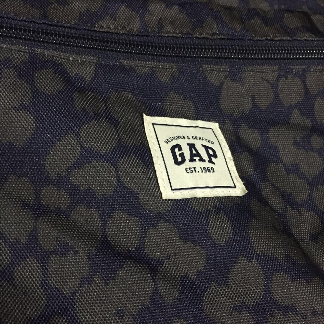 GAP backpack (Category: Wallets & Card Holders) located in Manila. Submitted by thejunkclosetph (Listing ID 170328811, Image 2). Description: Pre-loved authentic GAP backpack No flaws Weekdays at: MRT Taft or Boni station Metropoint Mall Robinsons Forum Pioneer If for delivery, buyer shoulders shipping fee. Can be shipped via GrabExpress, 2Go or JRS Express.