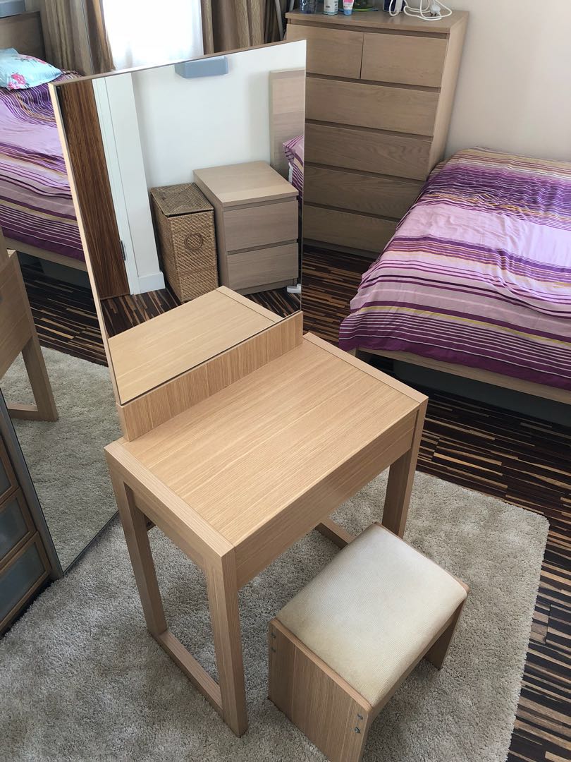 MAKEUP TABLE （分類：桌子）位於 Hong Kong。 由 walicki 提交（商品編號 172007410，圖片 2）。簡介： Selling my makeup table in good condition..。