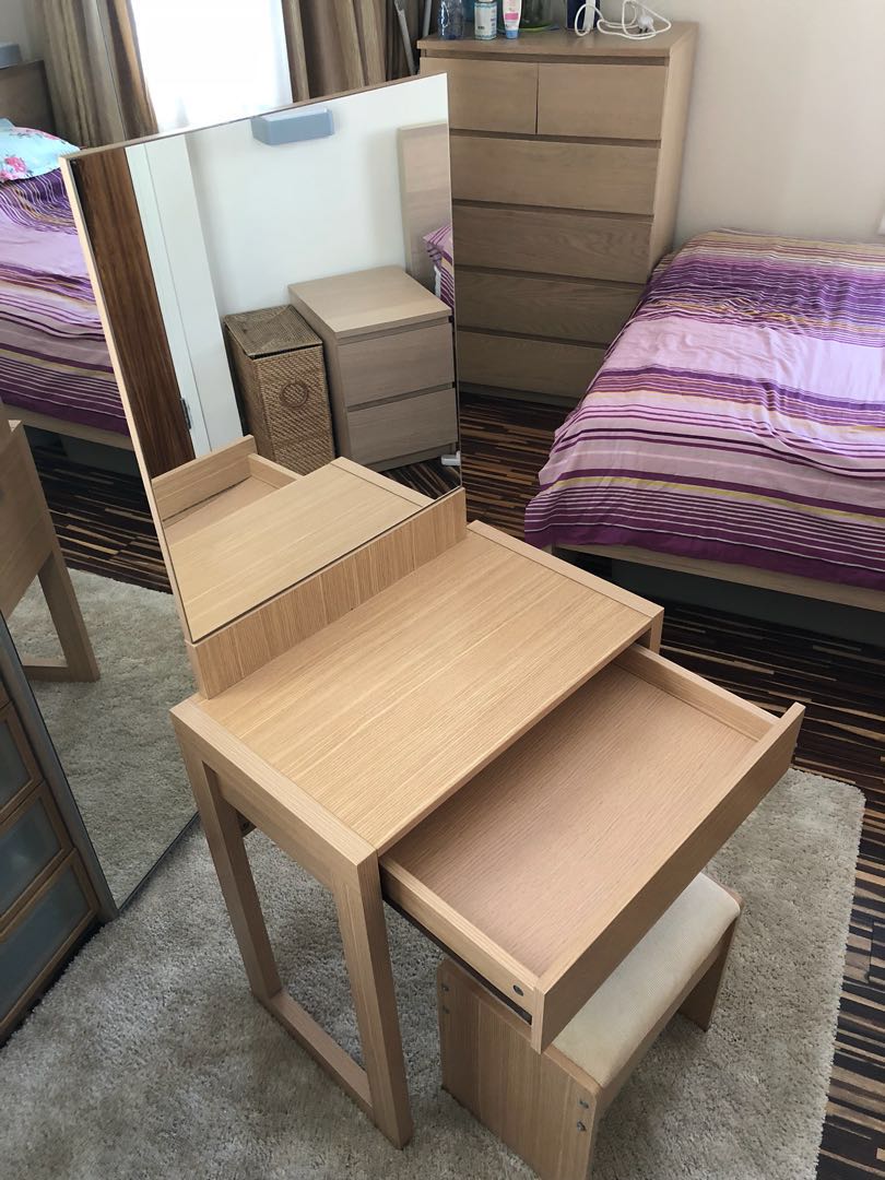 MAKEUP TABLE （分類：桌子）位於 Hong Kong。 由 walicki 提交（商品編號 172007410，圖片 3）。簡介： Selling my makeup table in good condition..。