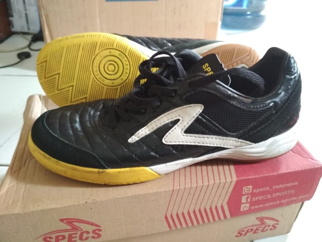 Sepatu Futsal Specs Hitam Putih Kuning Masih Bagus No Cacat Fesyen Pria Sepatu Di Carousell