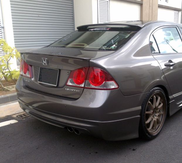 Camry Yang Memancarkan Bunga Api Daripada Spoiler Atas Bumbungnya