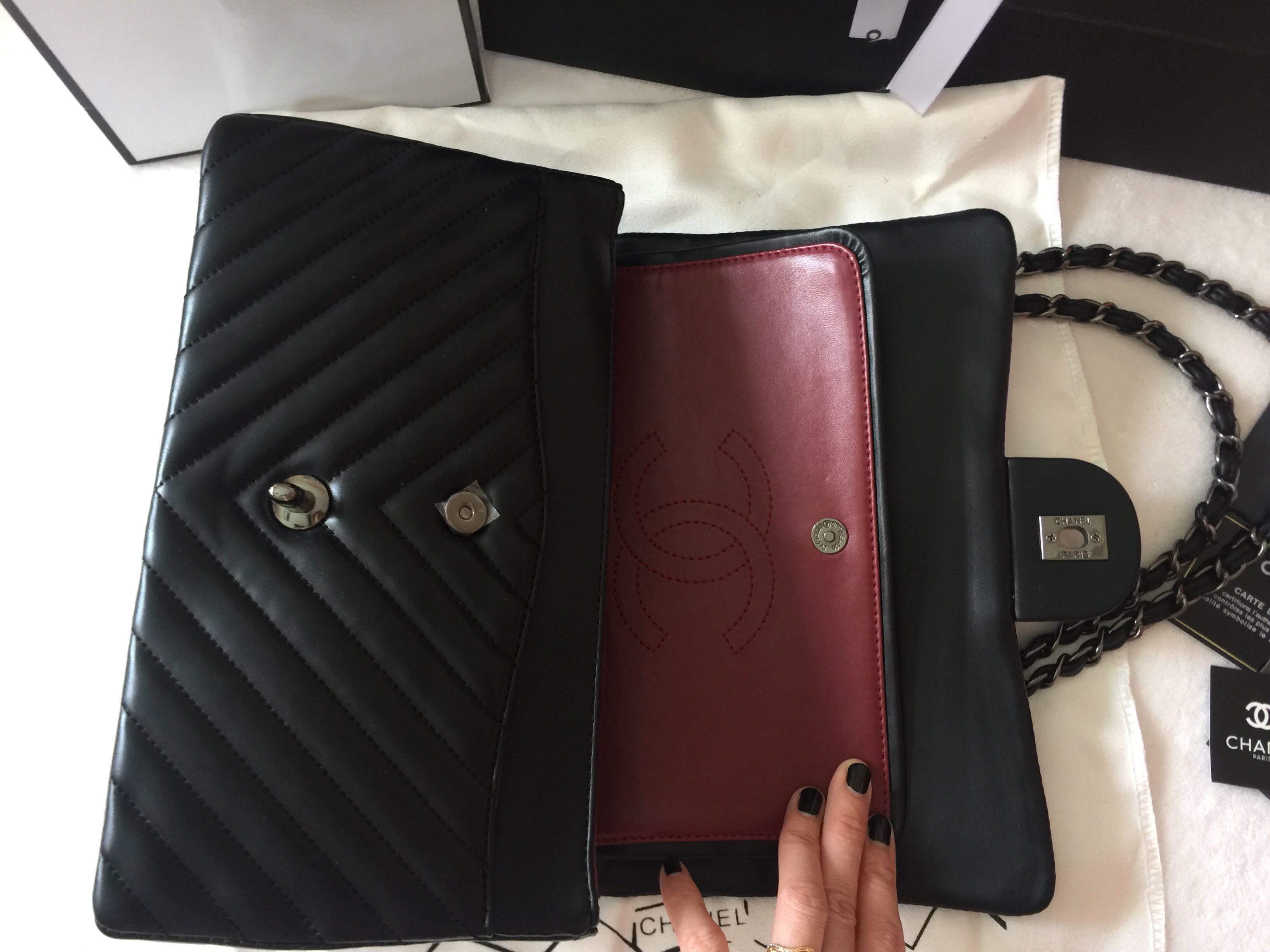 🖤 Chanel Classic Chevron Medium Flap Bag, Luxury, Bags & Wallets on  Carousell