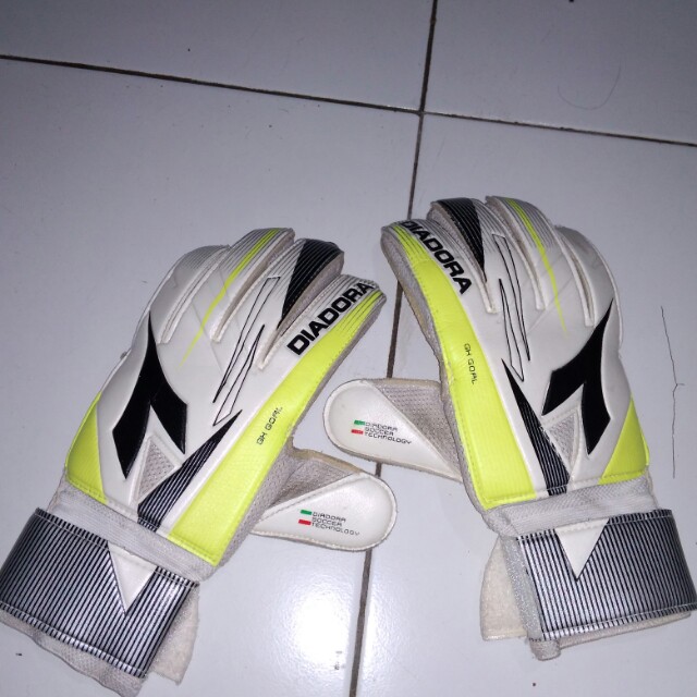 Sarung Tangan Bola Diadora Original Size 9 Olah Raga Perlengkapan Olahraga Lainnya Di Carousell