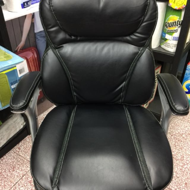 True Innovations電腦椅展示品有小ng如圖 居家生活 傢俱 桌椅在旋轉拍賣