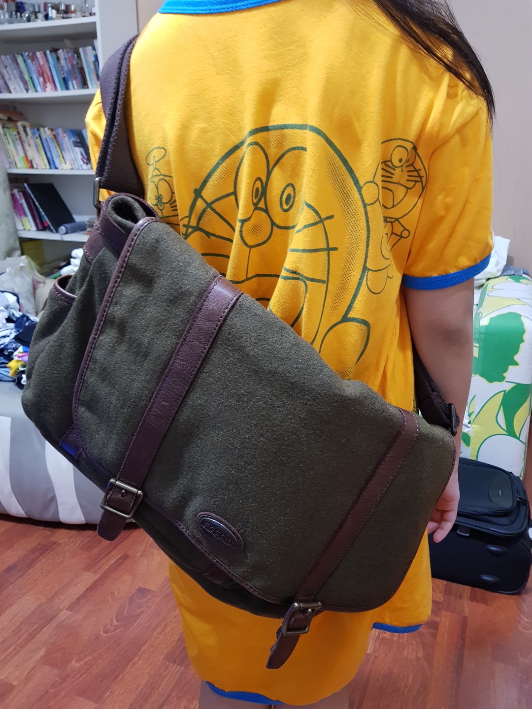 Vintage FOSSIL men sling bag, Men's Fashion, Bags, Sling Bags on Carousell