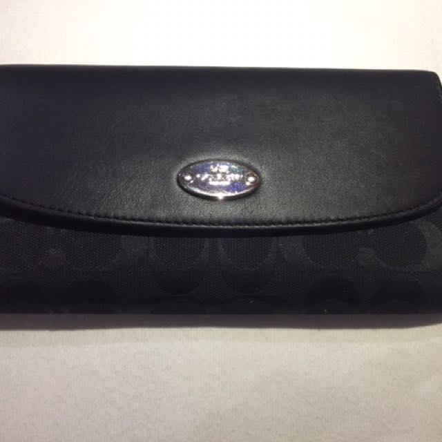 Coach Long Wallet (Category: Wallets & Card holders) located in Quezon City. Submitted by roxeelp (Listing ID 158085398, Image 1). Description: BNWT Authentic.