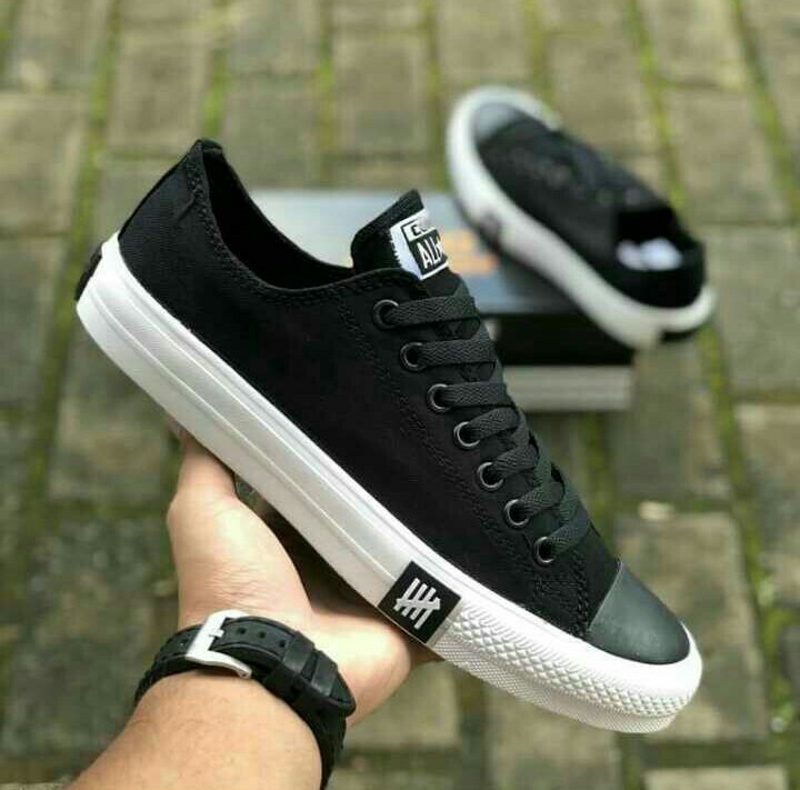 mid high tennis shoes