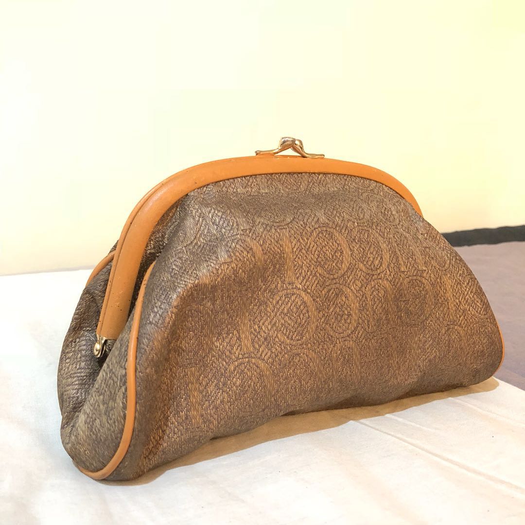 Gucci 100 Authentic Vintage Gucci Kiss Lock Clutch Bag Luxury Bags Wallets Clutches On Carousell Condition is very nice with a perfectly functional. gucci 100 authentic vintage gucci kiss lock clutch bag